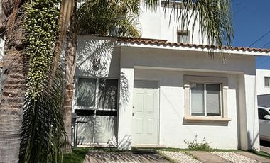 Hermosa casa con recámara en planta baja en venta en condominio al sur de la ciudad