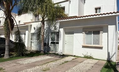 Hermosa casa con recámara en planta baja en venta en condominio al sur de la ciudad