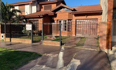 CHALET INDEPENDIENTE SOBRE AVENIDA