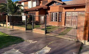 CHALET INDEPENDIENTE SOBRE AVENIDA