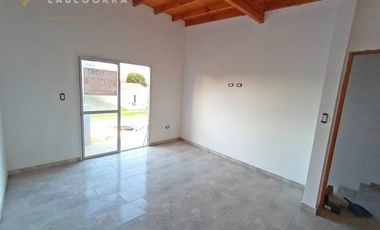 DUPLEX A ESTRENAR AL FRENTE - FACILIDADES DE PAGO 63 e/ 6 y 7