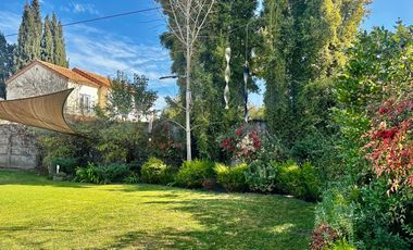 VENTA CASA PROVENZAL  IMPECABLE EN PIEDRA ROJA, 3D + PIEZA SERVICIO + TERRAZA TECHADA + QUINCHO, ¡A PASOS DEL COLEGIO SAN JOSÉ Y VERBO DIVINO!