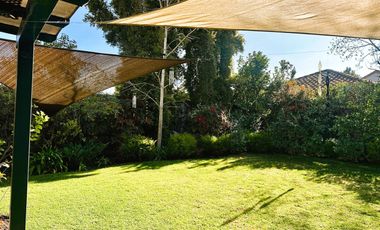 VENTA CASA PROVENZAL  IMPECABLE EN PIEDRA ROJA, 3D + PIEZA SERVICIO + TERRAZA TECHADA + QUINCHO, ¡A PASOS DEL COLEGIO SAN JOSÉ Y VERBO DIVINO!