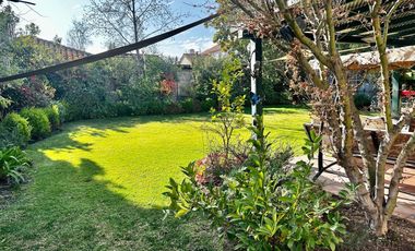 VENTA CASA PROVENZAL  IMPECABLE EN PIEDRA ROJA, 3D + PIEZA SERVICIO + TERRAZA TECHADA + QUINCHO, ¡A PASOS DEL COLEGIO SAN JOSÉ Y VERBO DIVINO!