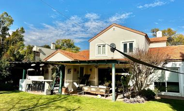 VENTA CASA PROVENZAL  IMPECABLE EN PIEDRA ROJA, 3D + PIEZA SERVICIO + TERRAZA TECHADA + QUINCHO, ¡A PASOS DEL COLEGIO SAN JOSÉ Y VERBO DIVINO!