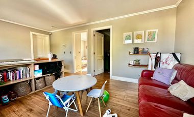 VENTA CASA PROVENZAL  IMPECABLE EN PIEDRA ROJA, 3D + PIEZA SERVICIO + TERRAZA TECHADA + QUINCHO, ¡A PASOS DEL COLEGIO SAN JOSÉ Y VERBO DIVINO!