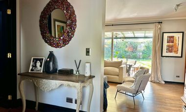 VENTA CASA PROVENZAL  IMPECABLE EN PIEDRA ROJA, 3D + PIEZA SERVICIO + TERRAZA TECHADA + QUINCHO, ¡A PASOS DEL COLEGIO SAN JOSÉ Y VERBO DIVINO!