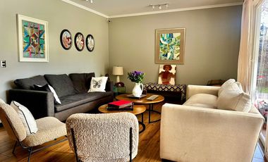 VENTA CASA PROVENZAL  IMPECABLE EN PIEDRA ROJA, 3D + PIEZA SERVICIO + TERRAZA TECHADA + QUINCHO, ¡A PASOS DEL COLEGIO SAN JOSÉ Y VERBO DIVINO!