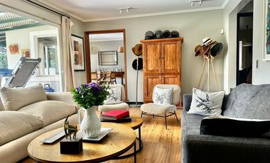 VENTA CASA PROVENZAL  IMPECABLE EN PIEDRA ROJA, 3D + PIEZA SERVICIO + TERRAZA TECHADA + QUINCHO, ¡A PASOS DEL COLEGIO SAN JOSÉ Y VERBO DIVINO!