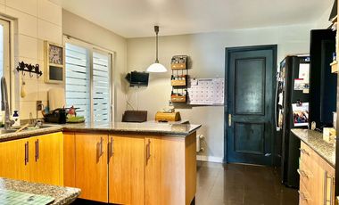 VENTA CASA PROVENZAL  IMPECABLE EN PIEDRA ROJA, 3D + PIEZA SERVICIO + TERRAZA TECHADA + QUINCHO, ¡A PASOS DEL COLEGIO SAN JOSÉ Y VERBO DIVINO!