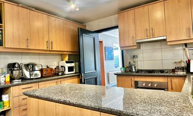 VENTA CASA PROVENZAL  IMPECABLE EN PIEDRA ROJA, 3D + PIEZA SERVICIO + TERRAZA TECHADA + QUINCHO, ¡A PASOS DEL COLEGIO SAN JOSÉ Y VERBO DIVINO!