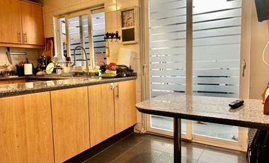 VENTA CASA PROVENZAL  IMPECABLE EN PIEDRA ROJA, 3D + PIEZA SERVICIO + TERRAZA TECHADA + QUINCHO, ¡A PASOS DEL COLEGIO SAN JOSÉ Y VERBO DIVINO!