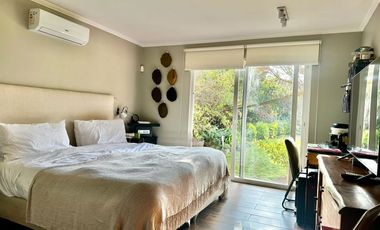 VENTA CASA PROVENZAL  IMPECABLE EN PIEDRA ROJA, 3D + PIEZA SERVICIO + TERRAZA TECHADA + QUINCHO, ¡A PASOS DEL COLEGIO SAN JOSÉ Y VERBO DIVINO!