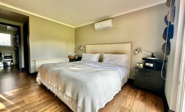 VENTA CASA PROVENZAL  IMPECABLE EN PIEDRA ROJA, 3D + PIEZA SERVICIO + TERRAZA TECHADA + QUINCHO, ¡A PASOS DEL COLEGIO SAN JOSÉ Y VERBO DIVINO!