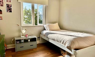 VENTA CASA PROVENZAL  IMPECABLE EN PIEDRA ROJA, 3D + PIEZA SERVICIO + TERRAZA TECHADA + QUINCHO, ¡A PASOS DEL COLEGIO SAN JOSÉ Y VERBO DIVINO!