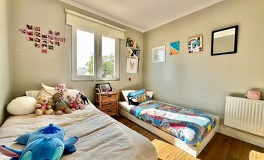 VENTA CASA PROVENZAL  IMPECABLE EN PIEDRA ROJA, 3D + PIEZA SERVICIO + TERRAZA TECHADA + QUINCHO, ¡A PASOS DEL COLEGIO SAN JOSÉ Y VERBO DIVINO!