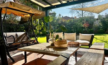 VENTA CASA PROVENZAL  IMPECABLE EN PIEDRA ROJA, 3D + PIEZA SERVICIO + TERRAZA TECHADA + QUINCHO, ¡A PASOS DEL COLEGIO SAN JOSÉ Y VERBO DIVINO!