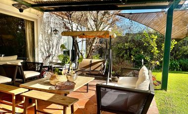 VENTA CASA PROVENZAL  IMPECABLE EN PIEDRA ROJA, 3D + PIEZA SERVICIO + TERRAZA TECHADA + QUINCHO, ¡A PASOS DEL COLEGIO SAN JOSÉ Y VERBO DIVINO!