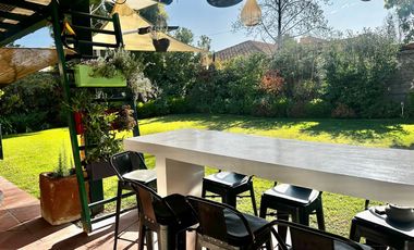 VENTA CASA PROVENZAL  IMPECABLE EN PIEDRA ROJA, 3D + PIEZA SERVICIO + TERRAZA TECHADA + QUINCHO, ¡A PASOS DEL COLEGIO SAN JOSÉ Y VERBO DIVINO!