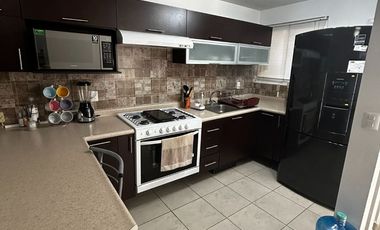 CASA AMUEBLADA EN RENTA, MUY CERCA DEL POLIFORUM Y DEL BLVD LOPEZ MATEOS FRACC. PORTAL LA LUZ