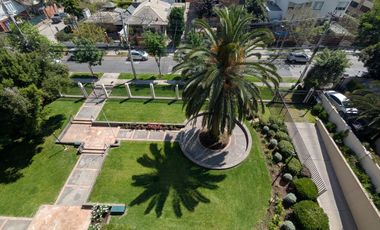 Arriendo amplio departamento tres dormitorios más servicio, en Las Condes.