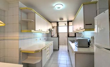 Arriendo amplio departamento tres dormitorios más servicio, en Las Condes.