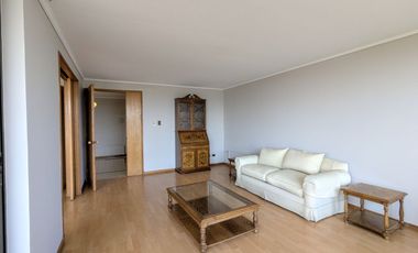 Arriendo amplio departamento tres dormitorios más servicio, en Las Condes.