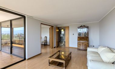Arriendo amplio departamento tres dormitorios más servicio, en Las Condes.
