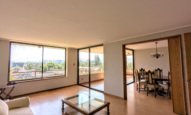 Arriendo amplio departamento tres dormitorios más servicio, en Las Condes.