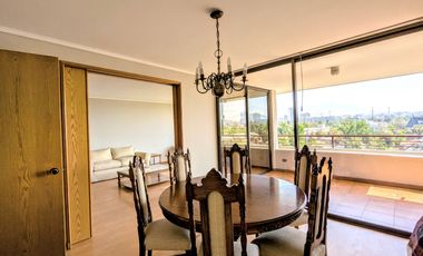 Arriendo amplio departamento tres dormitorios más servicio, en Las Condes.