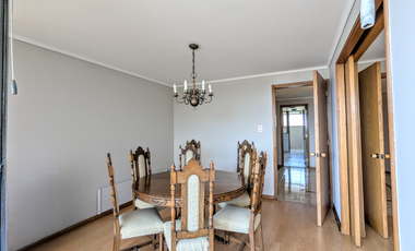 Arriendo amplio departamento tres dormitorios más servicio, en Las Condes.