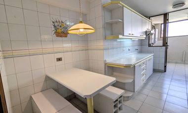 Arriendo amplio departamento tres dormitorios más servicio, en Las Condes.