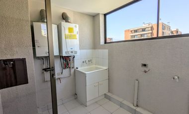 Arriendo amplio departamento tres dormitorios más servicio, en Las Condes.