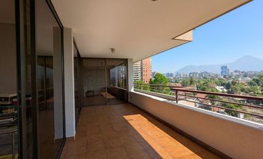 Arriendo amplio departamento tres dormitorios más servicio, en Las Condes.