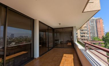 Arriendo amplio departamento tres dormitorios más servicio, en Las Condes.