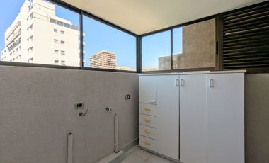Arriendo amplio departamento tres dormitorios más servicio, en Las Condes.