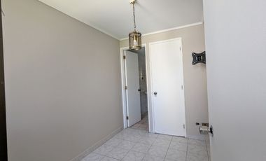 Arriendo amplio departamento tres dormitorios más servicio, en Las Condes.