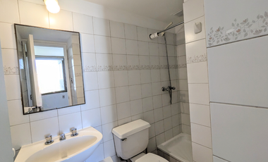 Arriendo amplio departamento tres dormitorios más servicio, en Las Condes.