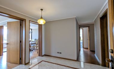 Arriendo amplio departamento tres dormitorios más servicio, en Las Condes.