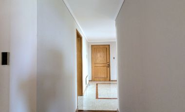 Arriendo amplio departamento tres dormitorios más servicio, en Las Condes.