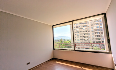 Arriendo amplio departamento tres dormitorios más servicio, en Las Condes.