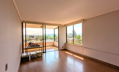 Arriendo amplio departamento tres dormitorios más servicio, en Las Condes.