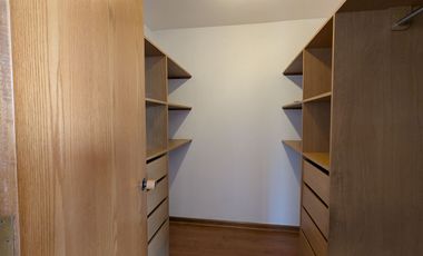 Arriendo amplio departamento tres dormitorios más servicio, en Las Condes.