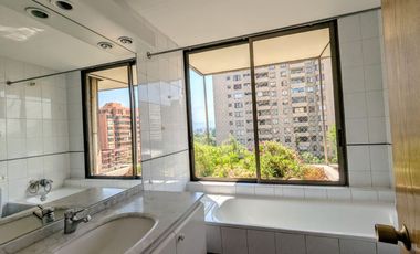 Arriendo amplio departamento tres dormitorios más servicio, en Las Condes.