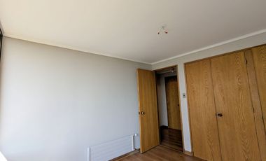 Arriendo amplio departamento tres dormitorios más servicio, en Las Condes.