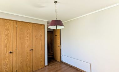 Arriendo amplio departamento tres dormitorios más servicio, en Las Condes.