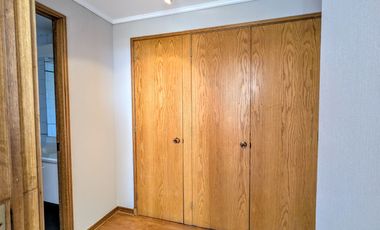 Arriendo amplio departamento tres dormitorios más servicio, en Las Condes.