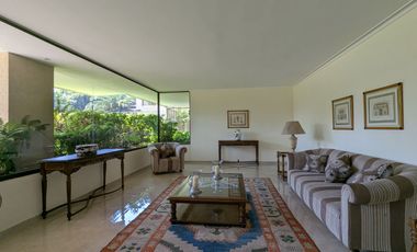 Arriendo amplio departamento tres dormitorios más servicio, en Las Condes.