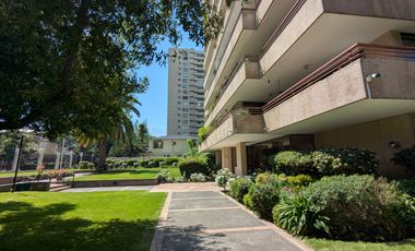 Arriendo amplio departamento tres dormitorios más servicio, en Las Condes.
