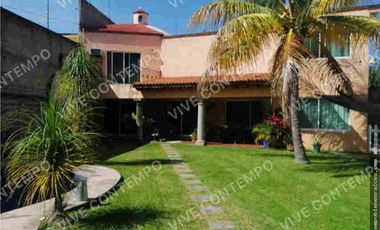 CASA SOLA EN VENTA CON ALBERCA EN JIUTEPEC, MOR.